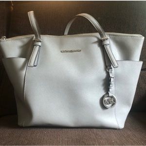 🌺 MIchael Kors Gray Bag (look at closeup for actual color)🌺